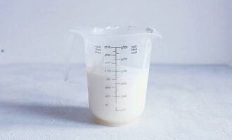 Acum bateți smântâna cu un blender sau mixer (o puteți bate dintr-o dată pentru toate cele trei mousse) până seamănă cu înghețata ușor topită. Ele vor crește în volum de aproximativ 2 ori.