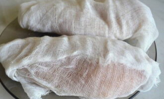 Bọc nó trong gạc và cho vào tủ lạnh một lần nữa trong một ngày.