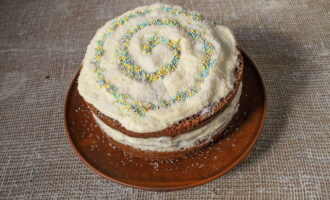 Strö över degen med kokosflingor ovanpå. Dekorera desserten med konfektströssel. Ställ i kylen tills den stelnat och servera.