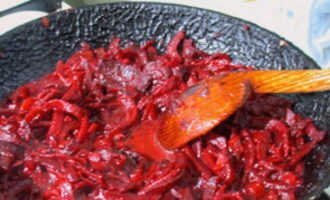 Col·loqueu la remolatxa a la paella i deixeu-ho coure durant uns 30 segons, després afegiu-hi el vinagre i remeneu-lo per mantenir el color de la remolatxa, després continueu fregint la remolatxa durant uns 2 minuts. Poseu les cebes i les pastanagues preparades a la paella i sofregiu-les 2 minuts més. Afegiu la pasta de tomàquet al clàssic amaniment de borscht i deixeu-ho coure a foc lent durant 2 minuts, remenant de tant en tant. 