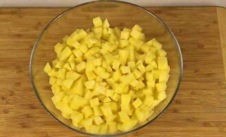 Quan el brou bulli una segona vegada, afegiu-hi les patates i deixeu-ho coure 10 minuts. 