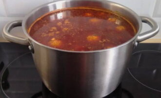 Transferiu la remolatxa i l'amaniment de verdures a la paella i deixeu-ho coure 5 minuts més a foc lent. 