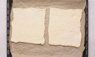 Cobriu una safata de forn amb paper pergamí i poseu-hi capes de pasta de full. Coure-les al forn a 180 graus durant 20-25 minuts.