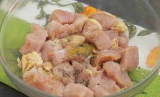 Rentar el filet de gall dindi, tallar-lo a daus, posar-lo en un bol, afegir sal, curri i pebre mòlt, barrejar. Rentar el filet de gall dindi, tallar-lo a daus, posar-lo en un bol, afegir sal, curri i pebre mòlt, barrejar.