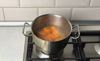 Sätt pannan på låg värme och koka morötterna i 15-20 minuter från kokpunkten.