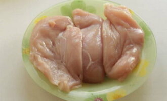 We wassen de stukken kipfilet onder water en laten ze drogen.