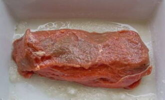 Tvätta den tinade oxfilén och ta bort ådrorna. En bit som är för stor kan skäras. Rulla produkten i en blandning av salt och socker och lägg den i en behållare.