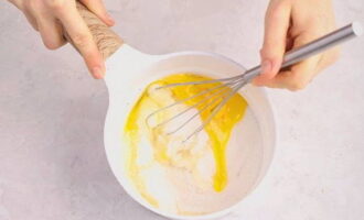 Barrejar els ous, el sucre i la vainilla en una cassola.