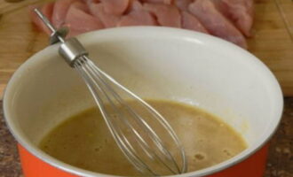 Într-un castron, amestecați ouăle, amidonul, muștarul, sare și piper. Masa trebuie să fie omogenă și fără bulgări.