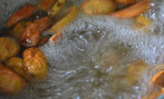 Voeg gedroogd fruit toe en kook gedurende 20 minuten.