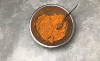 Kyl morötterna och riv dem på ett medelstort rivjärn. Tillsätt sedan mannagryn, salt och socker i morotsfärsen och blanda. Låt blandningen stå i 10-15 minuter så att semlan sväller lite.