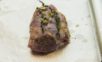 I-roll ang maanghang na fillet sa isang masikip na roll. Hindi na kailangang itali sa mga thread.