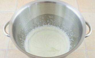 Trong một bát riêng, trộn kem đặc với lượng đường còn lại. Chúng tôi cũng thêm sản phẩm vani ở đây. Cũng đánh cho đến khi dày.