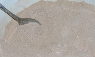 Trộn bột mì, đường, bột nở, baking soda và cacao. Lọc hỗn hợp thu được qua rây.