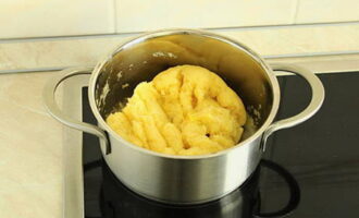 Trộn bột vào chất lỏng với chuyển động nhanh, bột sẽ ủ tốt và bột sẽ bắt đầu tụt lại phía sau thành.