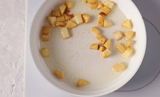 Balatan ang mga patatas, hugasan at gupitin sa mga cube. Iprito ang patatas sa langis ng gulay hanggang sa pantay na ginintuang kayumanggi. Pagkatapos ng patatas, iprito nang hiwalay ang mga sibuyas at talong. Panghuli, iprito ang karne sa sobrang init.