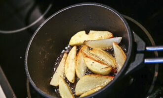 Snijd de aardappelen in plakjes en frituur ze apart.
