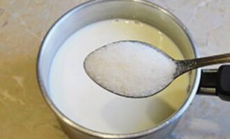 Đổ đường và một chút muối vào nồi cùng với sữa.