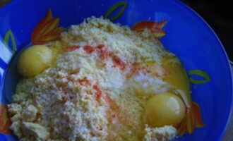 Budburan ang mga sangkap na may asin at pampalasa sa panlasa. Maaari kang magdagdag ng isang maliit na paminta o matamis na paprika.