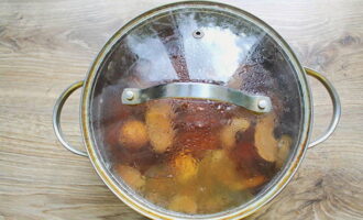 Voeg ten slotte suiker en citroenzuur naar smaak toe, roer en haal de pan van het vuur. Laat de compote 10-15 minuten afgedekt staan, zodat hij kan trekken.