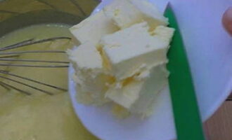 Afegiu la mantega suau a la crema lleugerament refreda, remeneu-ho fins que quedi completament dissolta.