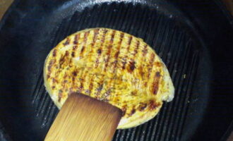 Verhit een grillpan en bestrijk deze met boter. Leg hier de gemarineerde steaks op. Verhit een grillpan en bestrijk deze met boter. Leg hier de gemarineerde steaks op.