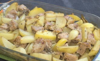 Tapeu la paella amb paper d'alumini i poseu-la al forn preescalfat a 180 graus durant 1 hora. Tapeu la paella amb paper d'alumini i poseu-la al forn preescalfat a 180 graus durant 1 hora.