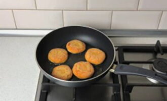 Använd händerna för att forma runda kotletter, rulla dem i mannagryn och stek i vegetabilisk olja på båda sidor. I genomsnitt tar varje sida 4-5 minuter.
