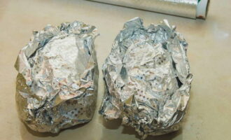 I-wrap ang mga rolyo nang lubusan sa foil.