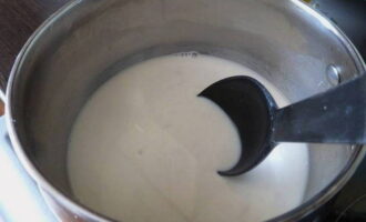 Đặt hỗn hợp trên lửa vừa và đun sôi, thỉnh thoảng khuấy. Dần dần chất lỏng sẽ bắt đầu trở nên đặc hơn.