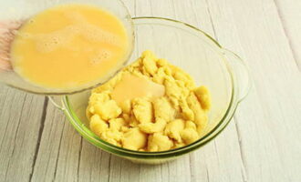 Đánh trứng vào một bát riêng. Thêm trứng vào bánh choux đã nguội và trộn đều.
