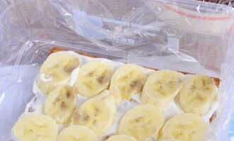 Lägg bananskivorna i ett tjockt lager ovanpå. Fortsätt lägga till lager i samma ordning tills ingredienserna tar slut.
