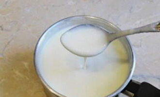Đổ bột báng vào sữa còn nguội.Trong khi sữa đang nóng, khuấy cháo liên tục.