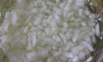 Doe de ui in een kom en bedek deze met koud water.