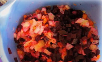 Snijd de groenten in kleine blokjes en doe ze in een kom. Zout de salade, voeg peper toe en breng op smaak met zonnebloemolie. Snijd de groenten in kleine blokjes en doe ze in een kom. Zout de salade, voeg peper toe en breng op smaak met zonnebloemolie.