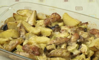 A continuació, traieu el paper d'alumini i coeu el plat durant 20 minuts més. Espolseu el gall dindi rostit i les patates amb ceba verde abans de servir. A continuació, traieu el paper d'alumini i coeu el plat durant 20 minuts més. Espolseu el gall dindi rostit i les patates amb ceba verde abans de servir.