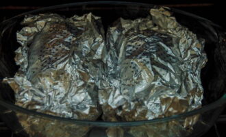 Ilagay ang produkto sa isang baking dish at ilagay sa isang oven na preheated sa 180 degrees. Inihahanda namin ang ulam para sa isang oras at kalahati.