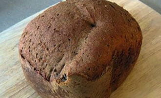 De broodbakmachine laat je met een geluidssignaal weten wanneer het brood klaar is. Laat het brood afkoelen op een rooster en serveer.