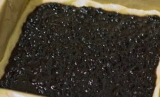 Bred ut sylten på degen, riv den kylda degen över sylten på ett grovt rivjärn. Grädda pajen i en halvtimme i en förvärmd ugn till 200 grader. Njut av ditt te!