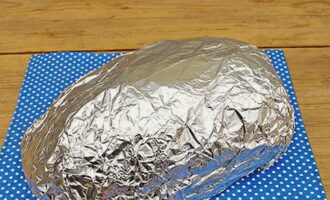 I-wrap ang karne sa foil at ilagay ito sa refrigerator para mag-marinate.Kung mayroon kang sapat na oras, maaari mong i-marinate ang baboy magdamag. Pagkatapos ay maghurno ang karne sa oven sa 180 degrees sa loob ng 80 minuto.