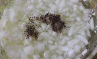 Giet vervolgens de azijn erbij en voeg gemalen peper toe. Houd de ui 25-40 minuten in deze oplossing.