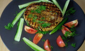 Leg de bereide kalkoensteaks op borden, beleg ze met groenten en serveer! Leg de bereide kalkoensteaks op borden, beleg ze met groenten en serveer!