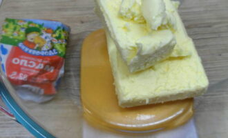 ตวงปริมาณเนยที่ต้องการ ปล่อยให้มันละลายเล็กน้อย