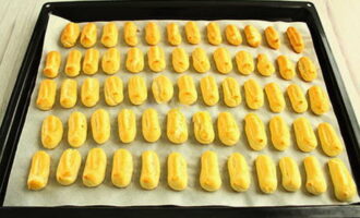 Che một tấm nướng bằng giấy da. Chuyển bột vào túi bắt kem và nặn bột lên khay nướng để tạo thành những chiếc bánh quy hình chữ nhật. Nướng bánh ở 190 độ trong 25-30 phút. 