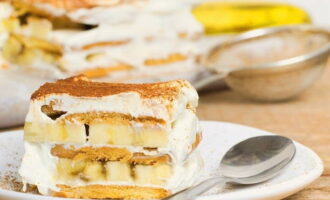 Ställ kakan i kylen i 2-3 timmar för att blötläggas. lägg sedan banankakan på ett platt fat och servera desserten.