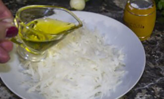 Skala rädisan, riv och krydda med vegetabilisk olja.