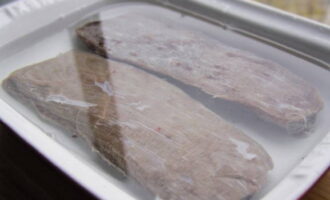 We wassen de stukken vlees onder water om overtollig zout te verwijderen. Daarna weken in koud water.