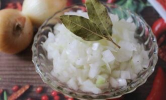Giet vervolgens de marinade af en gebruik de ingelegde uien naar wens.