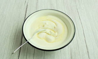 Đối với kem, trộn kem chua với đường thường và vani.