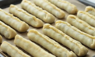 Đặt các ống chứa đầy anh đào lên khay nướng có phủ một tờ giấy da.